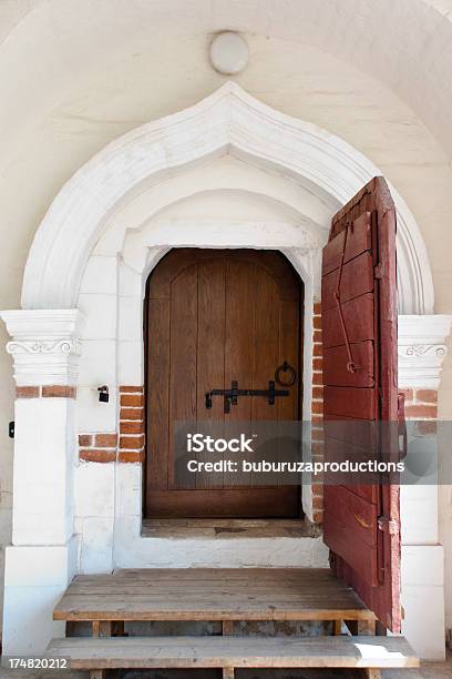 Duas Portas Are Better Than One - Fotografias de stock e mais imagens de Arquitetura - Arquitetura, Degraus, Entrada de Edifício