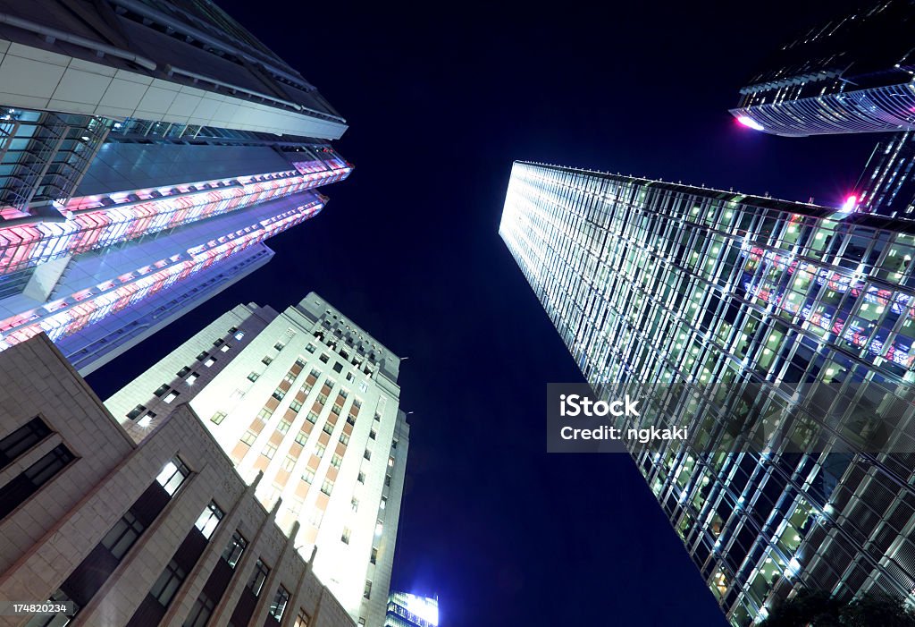 Гонконг architecture в ночь - Стоковые фото Азия роялти-фри