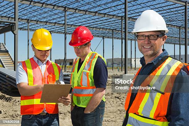 Los Trabajadores De La Construcción En Sitio Foto de stock y más banco de imágenes de Accesorio de cabeza - Accesorio de cabeza, Acero, Agrimensor