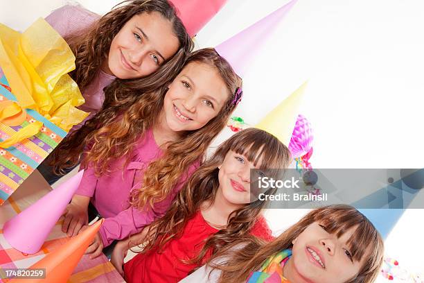 Amigos Celebra Cumpleaños Foto de stock y más banco de imágenes de Amistad - Amistad, Amistad femenina, Belleza