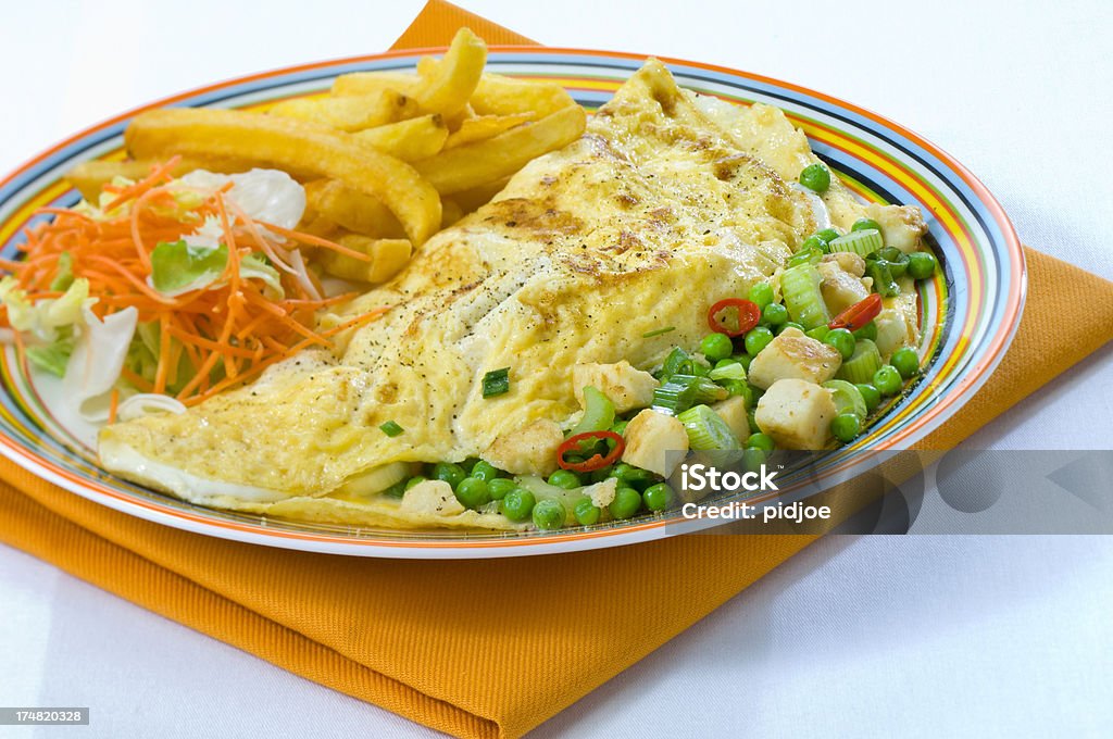 omelette con papas fritas y una ensalada de zanahoria - Foto de stock de Alimento libre de derechos