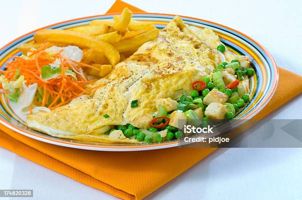 Omelette Con Papas Fritas Y Una Ensalada De Zanahoria Foto de stock y más banco de imágenes de Alimento