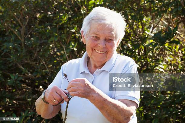Felice Donna Anziana Giardinaggio - Fotografie stock e altre immagini di 80-89 anni - 80-89 anni, Adulto, Ambientazione esterna