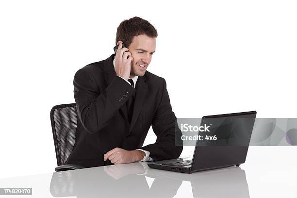 Homem De Negócios Usando Um Laptop E Falar Ao Telemóvel - Fotografias de stock e mais imagens de 20-29 Anos