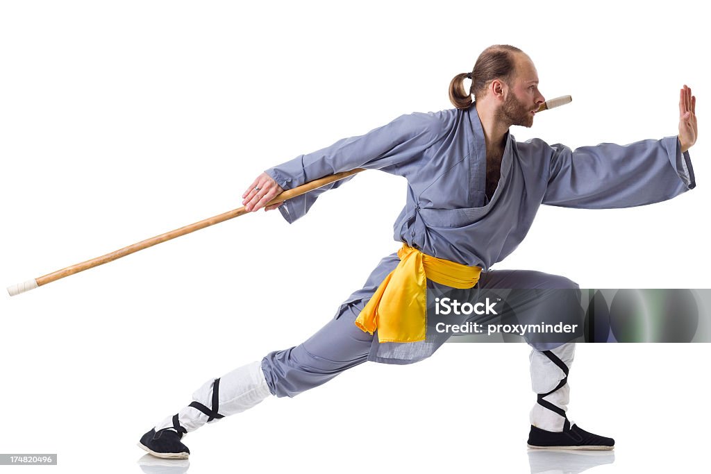 Kung Fu fighting posizione con il bastone di legno isolato su bianco - Foto stock royalty-free di Abilità