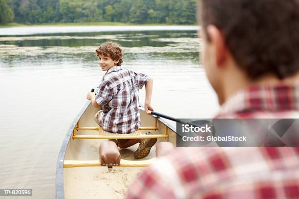 Photo libre de droit de Pagayer Je Suis Daccord Votre Père banque d'images et plus d'images libres de droit de Canoë - Canoë, Famille, Activité