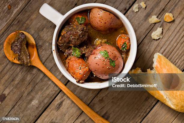 Stufato Di Manzo In Una Ciotola Bianca - Fotografie stock e altre immagini di Arancione - Arancione, Baguette, Bianco