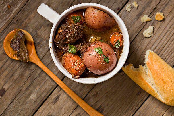 ビーフシチュー、ホワイトのボウル - red potato raw potato chopped vegetable ストックフォトと画像