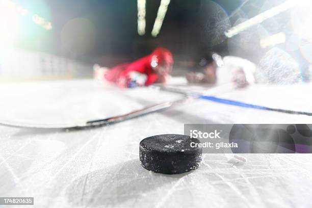 Eishockey Duel Stockfoto und mehr Bilder von Eishockey - Eishockey, Puck, Aktivitäten und Sport
