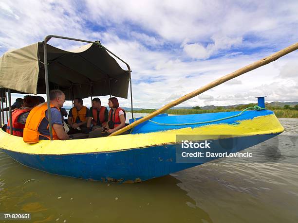 Bote De Metal Foto de stock y más banco de imágenes de Adulto - Adulto, Agua, Aire libre