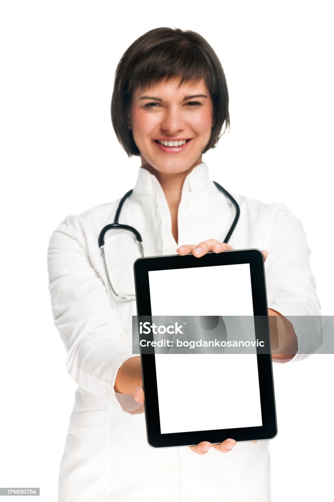 Mujer médico mostrando tablet PC - Foto de stock de 20 a 29 años libre de derechos