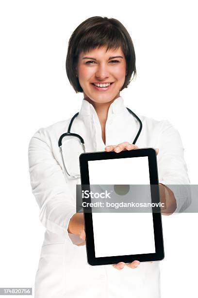 Mujer Médico Mostrando Tablet Pc Foto de stock y más banco de imágenes de 20 a 29 años - 20 a 29 años, Adulto, Adulto joven