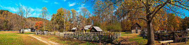 farmstead oconaluftee, на большие дымные горы, северная каролина, сша - blue ridge mountains autumn appalachian mountains great smoky mountains стоковые фото и изображения