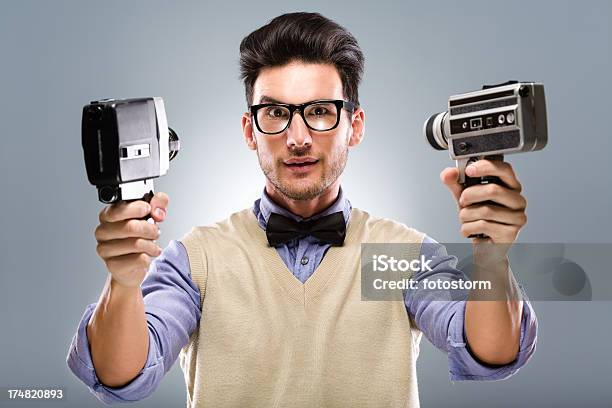 Foto de Homem Jovem Retrô De Registro Próprio Com Câmeras De Filme Antigo e mais fotos de stock de 1920-1929