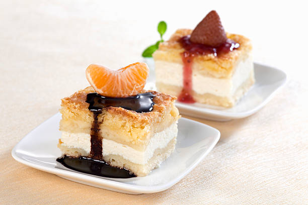 cheesecakes com tangerina e morango - cheesecake small syrup cottage cheese imagens e fotografias de stock
