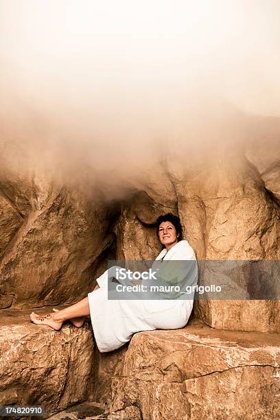 Kobieta Relaks W Saunie - zdjęcia stockowe i więcej obrazów Kobiety - Kobiety, Szlafrok, Tylko jedna kobieta
