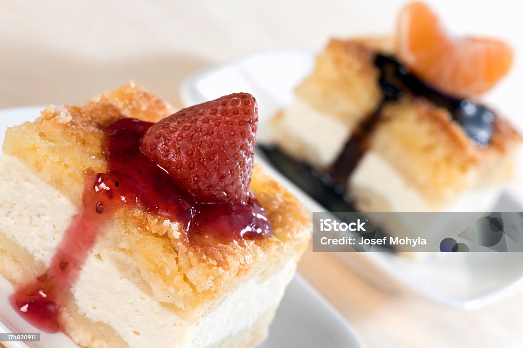 Cheesecakes com morango e tangerina - Foto de stock de Amarelo royalty-free