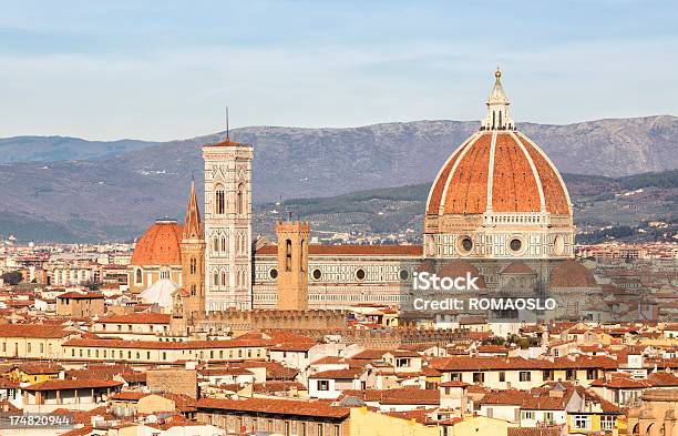 Foto de Panorama De Florença A Catedral E O Campanáriotoscana Itália e mais fotos de stock de Campanário - Florença