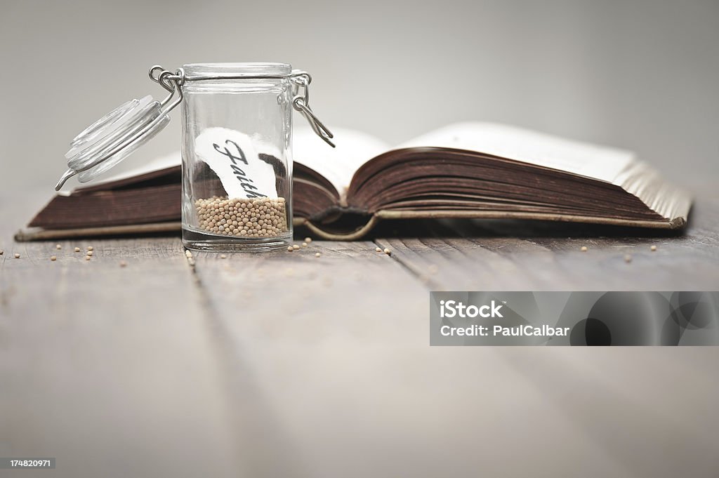 Senfkörnern in einem Gefäß und Bibel - Lizenzfrei Bibel Stock-Foto