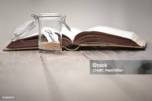 Senfkörnern In Einem Gefäß Und Bibel Stockfoto und mehr Bilder von Bibel - Bibel, Pflanzensamen, Bildhintergrund