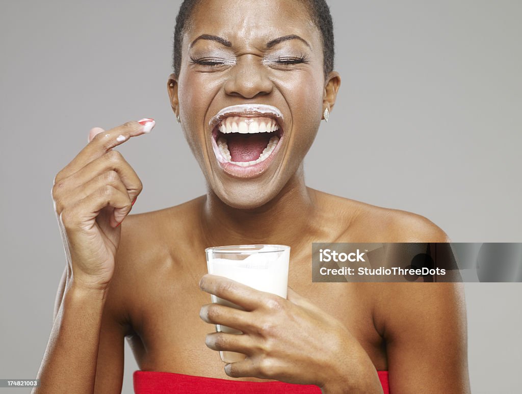 Milchbart auf schöne afroamerikanische Frau - Lizenzfrei Milch Stock-Foto