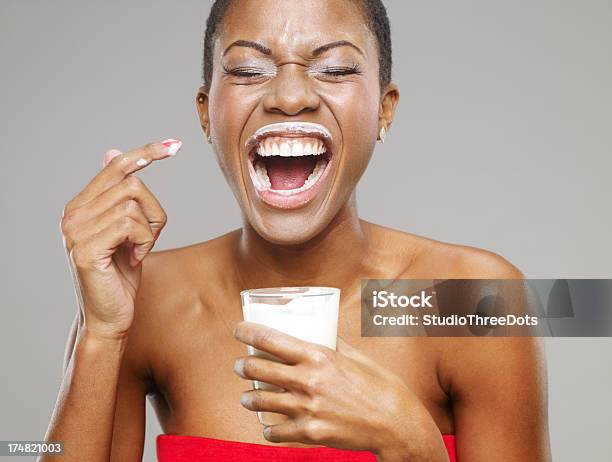 Milchbart Auf Schöne Afroamerikanische Frau Stockfoto und mehr Bilder von Milch - Milch, Joghurt, Frauen