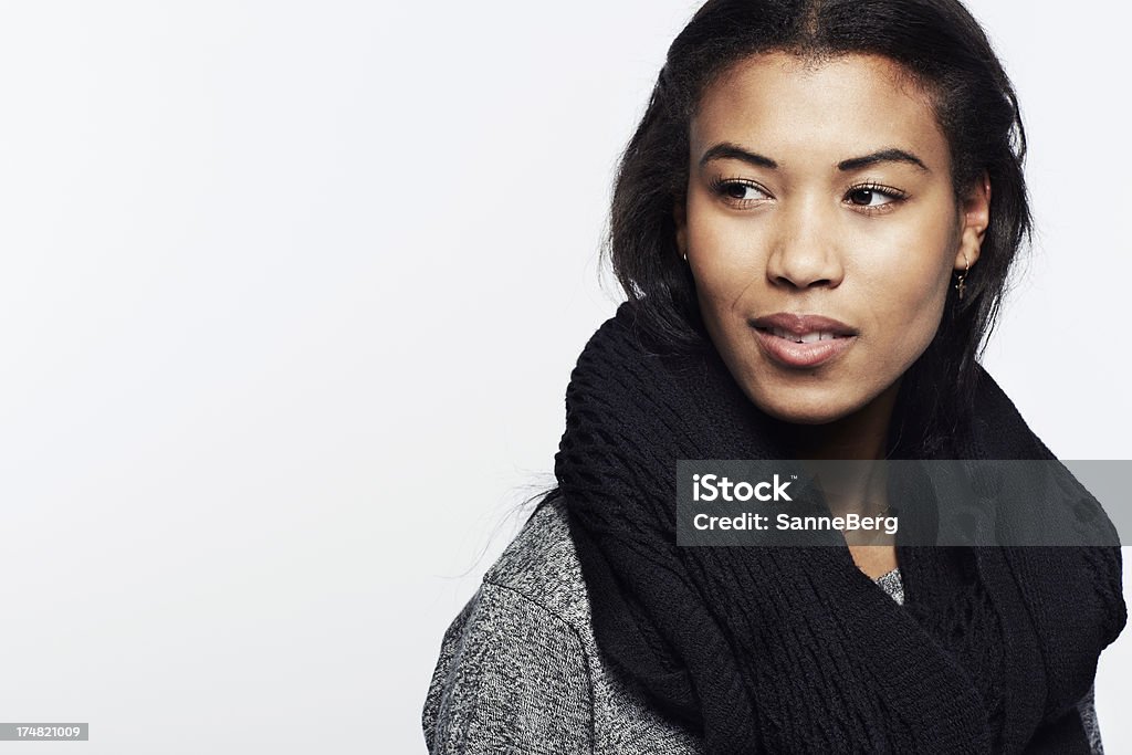 Молодая женщина в шарф, Отвести взгляд - Стоковые фото 20-24 года роялти-фри