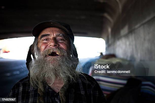 Foto de Homem Feliz e mais fotos de stock de 60-64 anos - 60-64 anos, Abaixo, Adulto
