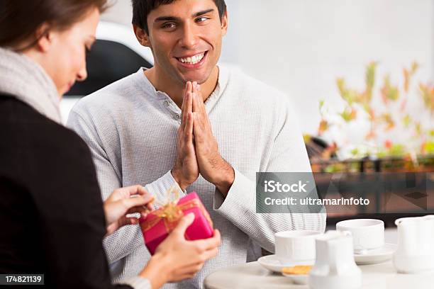 San Valentino Regalo - Fotografie stock e altre immagini di Adolescente - Adolescente, Adolescenza, Adulto