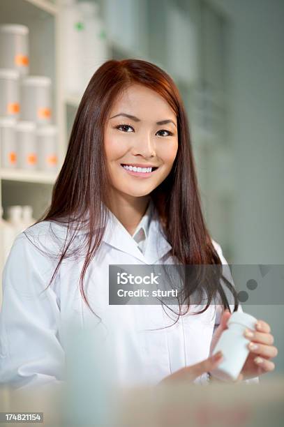 Женский Фармацевт — стоковые фотографии и другие картинки 20-24 года - 20-24 года, 20-29 лет, Азиатского и индийского происхождения