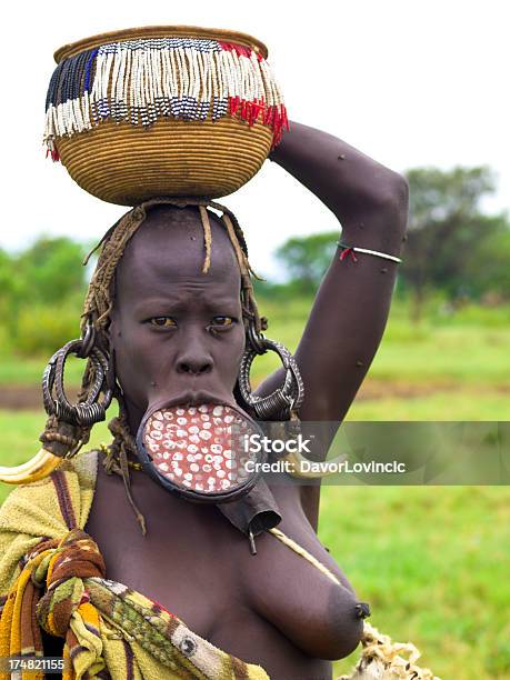 Mulher Mursi - Fotografias de stock e mais imagens de Adulto - Adulto, Afro-americano, Ao Ar Livre