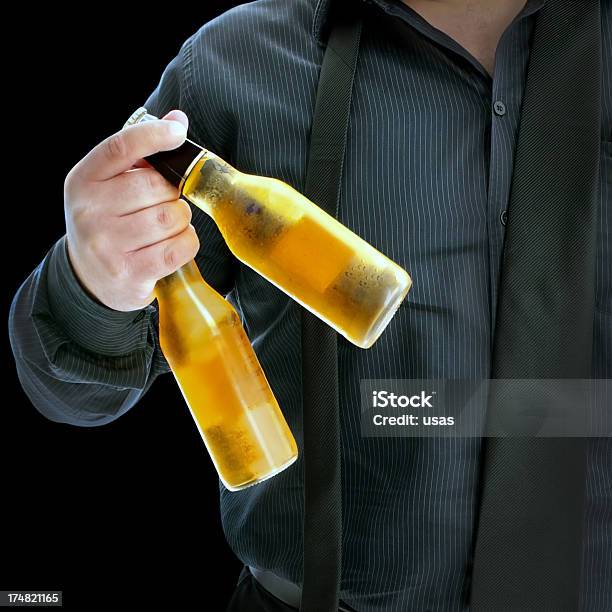 冷たいビールのボトルを持つ男性 - 1人のストックフォトや画像を多数ご用意 - 1人, 30代, 30代の男性