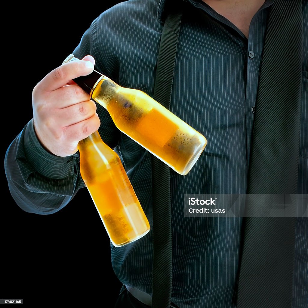 Homem segurando uma cerveja gelada garrafas - Foto de stock de 30 Anos royalty-free