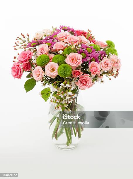 Foto de Buquê De Flores Em Um Vaso e mais fotos de stock de Flor - Flor, Vaso, Bouquet
