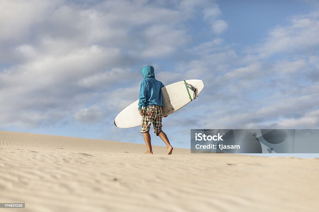 Lone surfista no deserto - Foto de stock de Deserto royalty-free