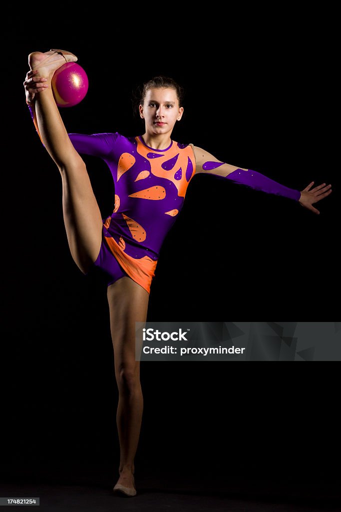 Gymnast Девушка с Художественная мяч на черном фоне - Стоковые фото 14-15 лет роялти-фри