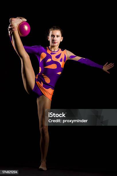 Gymnast Девушка С Художественная Мяч На Черном Фоне — стоковые фотографии и другие картинки 14-15 лет