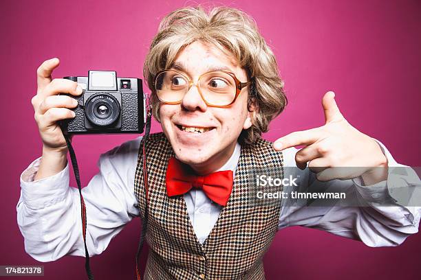 Photo libre de droit de Pouce Levé Pourtant Photographe Jeune Homme Avec Des Lunettes banque d'images et plus d'images libres de droit de Hommes