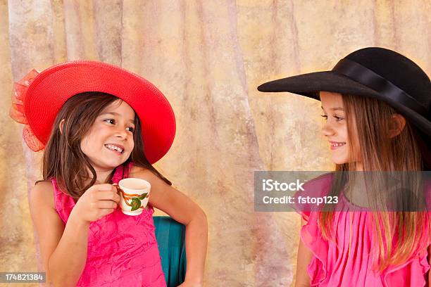 Due Ragazze Poco Caucasico Giocando 78 Cappellini Da Party Tazza Di Tè - Fotografie stock e altre immagini di 6-7 anni