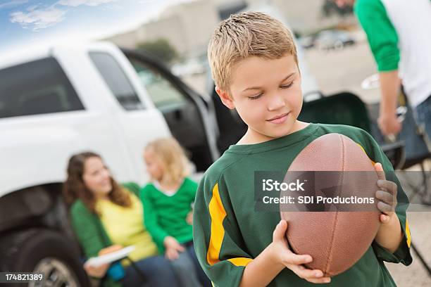 Ragazzino Picnic Con La Famiglia Vicino Allo Stadio Di Calcio - Fotografie stock e altre immagini di Football americano