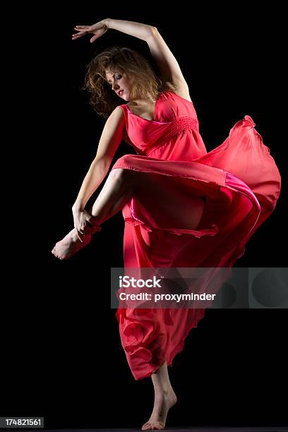 Foto de A Bailarina Em Fundo Preto e mais fotos de stock de Dançarina de Balé - Dançarina de Balé, Fundo preto, Adulto