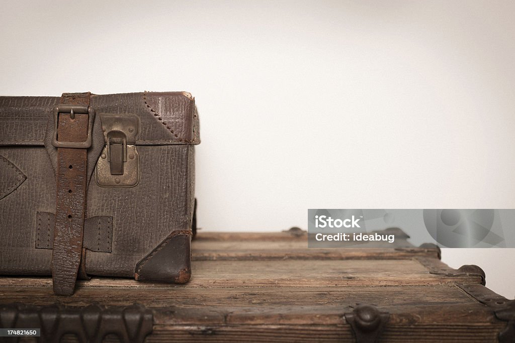 Rétro valise assis sur un tronc en bois avec espace pour copie - Photo de 1950-1959 libre de droits