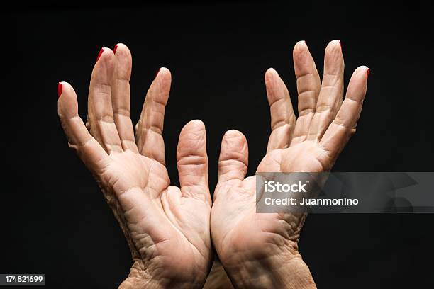 Foto de Mãos Para O Céu e mais fotos de stock de Terceira idade - Terceira idade, Mão em forma de concha, Adulto