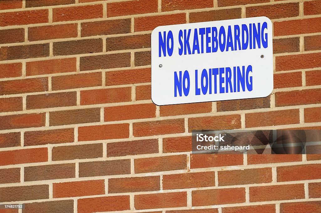 Не Скейтбординг или loitering знак - Стоковые фото No - английское слово роялти-фри