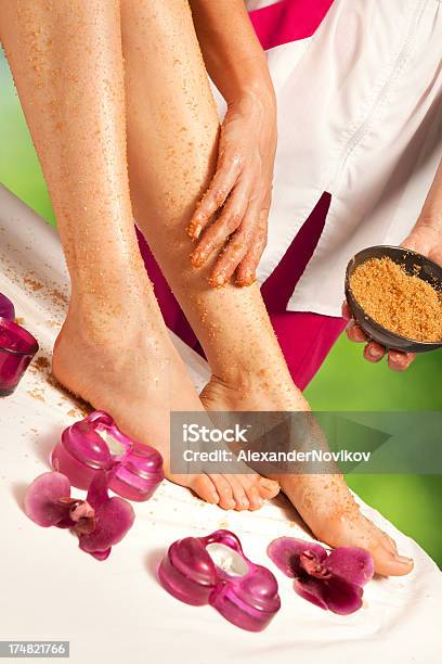 스파 트리트먼트 Depilation 설탕이 On 레그스 Leg Waxing에 대한 스톡 사진 및 기타 이미지 - Leg Waxing, Waxing, 가꿔주기