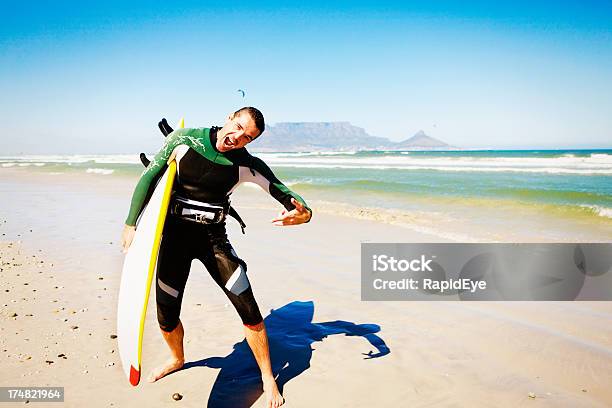 Kitesurf Homem Toca O Enganar Table Mountain Em Segundo Plano - Fotografias de stock e mais imagens de Homens