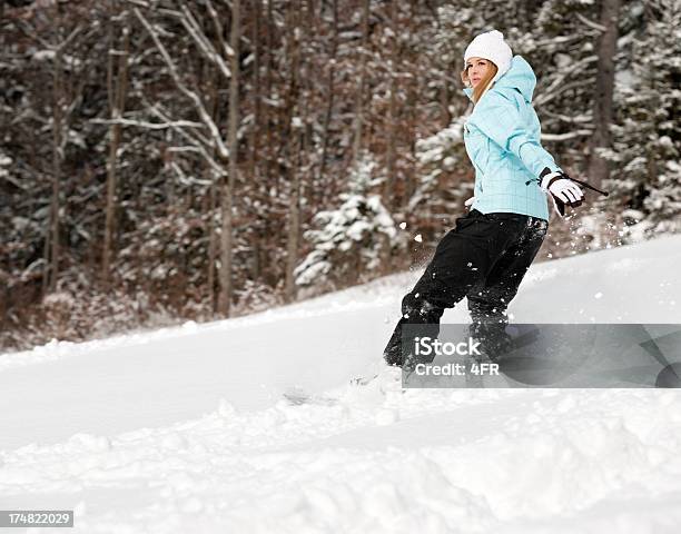 Snowboardzistka Dziewczyna Z - zdjęcia stockowe i więcej obrazów 20-24 lata - 20-24 lata, 20-29 lat, Aktywny tryb życia