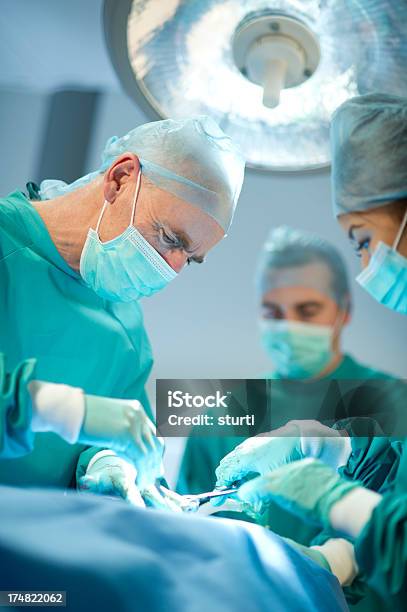 Sotto Il Coltello - Fotografie stock e altre immagini di Chirurgo - Chirurgo, Intervento chirurgico, Colore verde