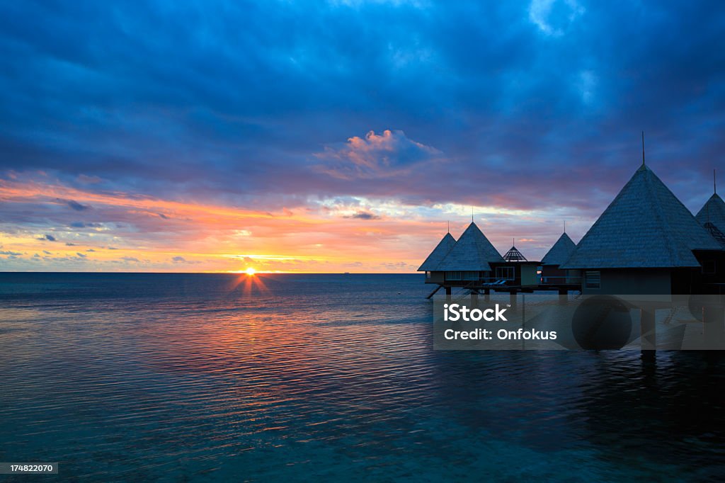 Tropikalny raj luksusowy kurort nad wodą o zachodzie słońca - Zbiór zdjęć royalty-free (Bez ludzi)