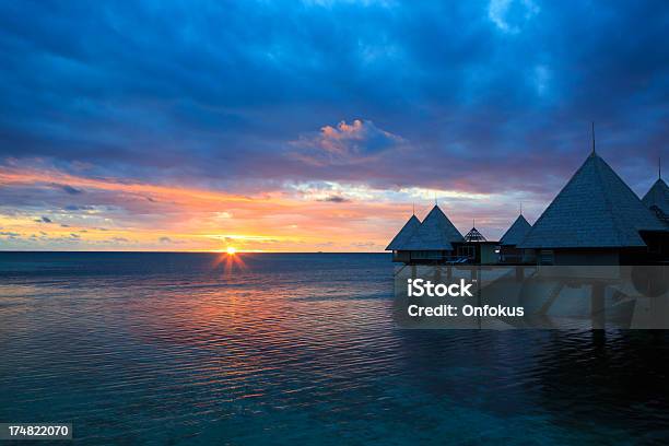 Tropikalny Raj Luksusowy Kurort Nad Wodą O Zachodzie Słońca - zdjęcia stockowe i więcej obrazów Bez ludzi